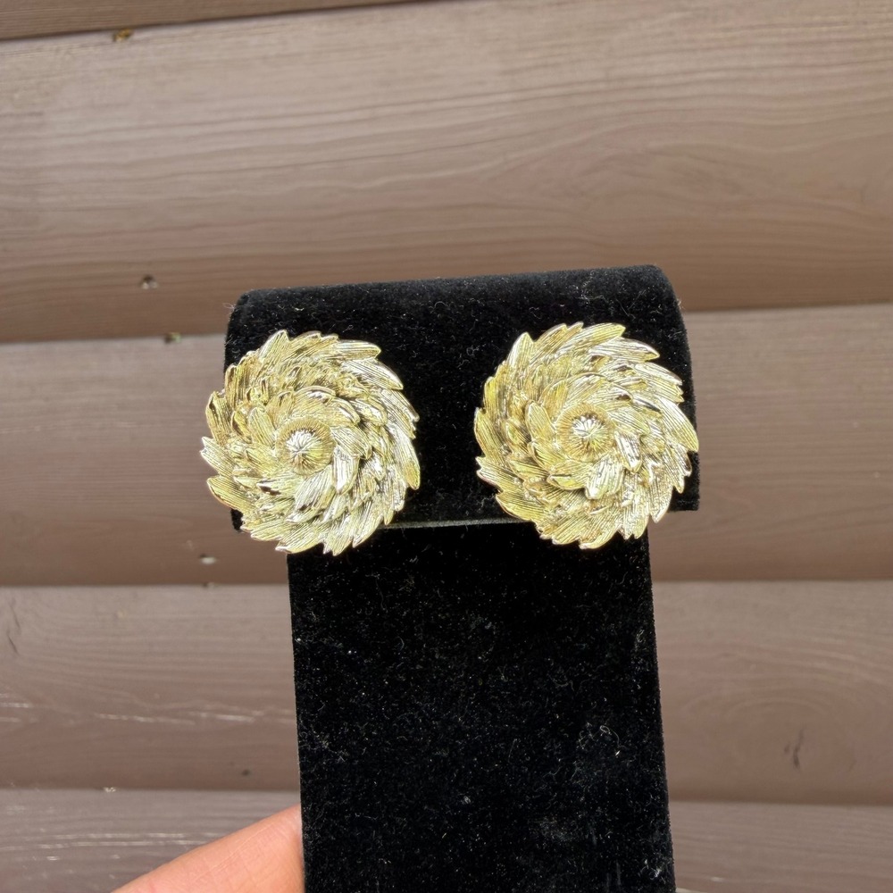 Lisner Clip On Earrings Womens Gold Tone Textured Sunburst Wreath Vintage